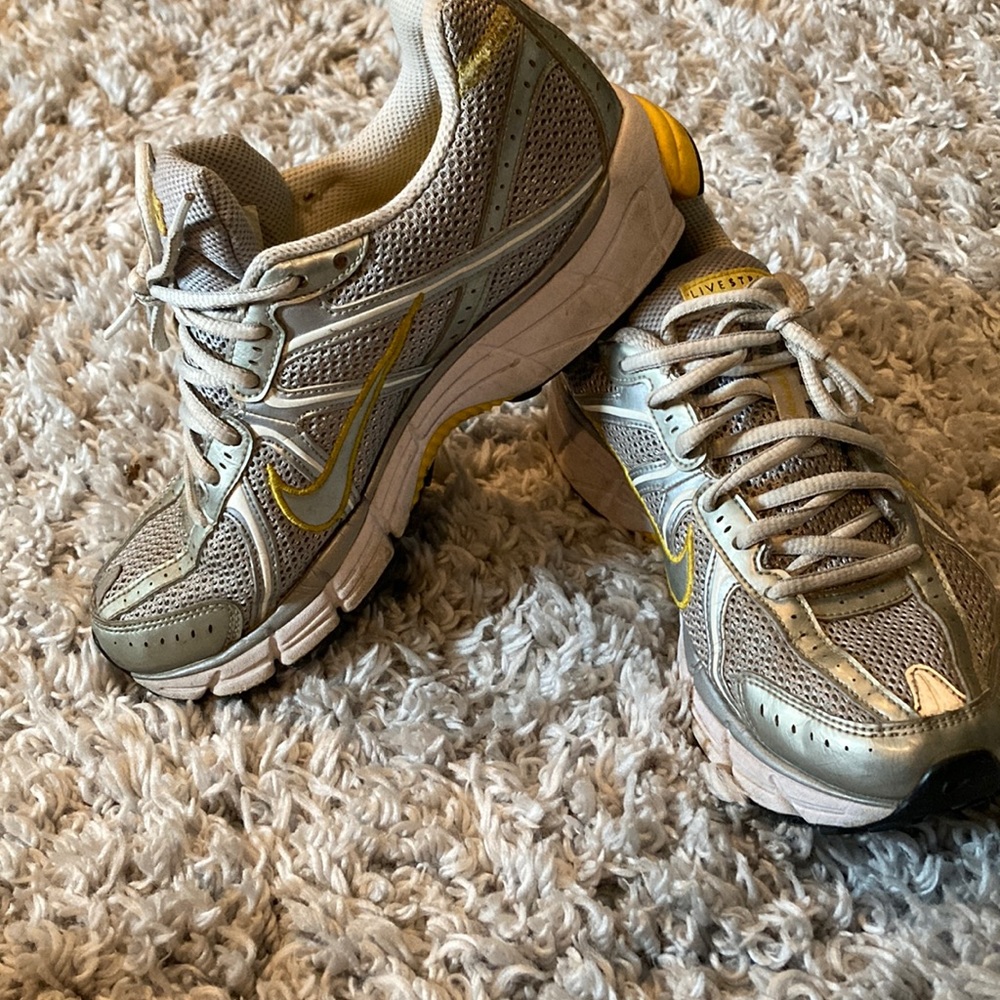 NIKE LIVESTRONG Running 🏃🏻‍♀️ Sneakers